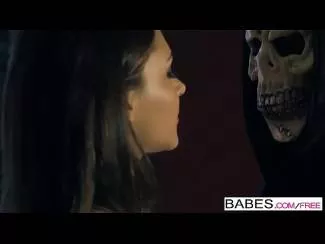Este noaptea de halloween iar ea vrea sa fie fututa bine nu speriata