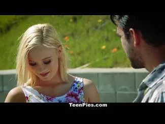 Voia de mult sa isi futa vecina blonda dar acum a reusit si s-a lasat cu porno