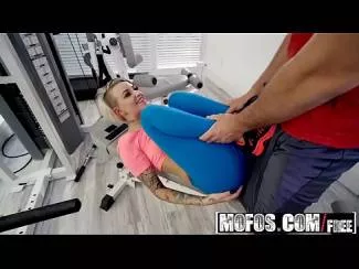 Nu are chiloti sub colanti si l-a innebunit de cap