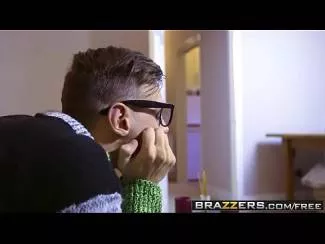 S-a uitat la urzeala tronurilor si acum are fantezie sexuala cu o colega