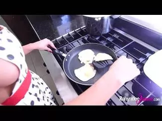 Stie sa faca doar oua ochiuri si sa se futa ca in filme