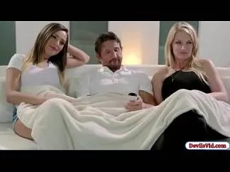 O blonda cu sanii mari isi lasa sotul sa futa o pizda tanara curva
