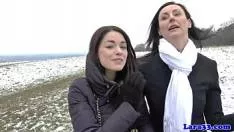 O doamna bruneta saruta in pizda o fata tanara