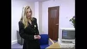 Film porno retro cu o doamna blonda ce ascunde o tinuta foarte porno sub haine