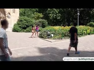 Pentru bani doua pizde vor sex intr-un loc public