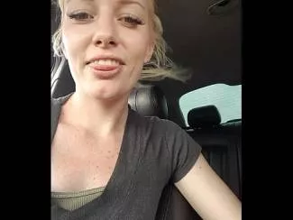 Blonda filmeaza cu telefonul cand suge pula unui barbat ce o plimba cu masina