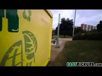 O suge intr-un loc public si daca ii dai bani este curva ta