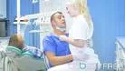 Domnisoara asistenta este incinsa cand un pacient este operat de doctorul dentist