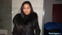 Aceasta fata il duce intr-un loc privat si isi etaleaza talentul