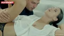 Il cheama acasa la ea pe colegul ei de munca ce le fute pe toate