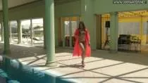 Amatoare roscata adora sa faca baie in piscina goala