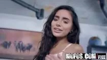 Fata are buzele mari sa o suga mai bine