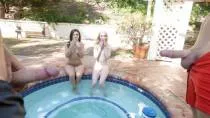 Doi barbati fut la piscina doua curve tinere
