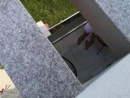 O filmeaza pe vecina cand se masturbeaza pe ascuns