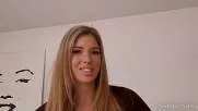 Fata draguta vrea sa fie privita doar fara haine