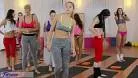 Sex in trei cu doua brunete si un antrenor de fitness