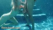 Ea suge pula pe sub apa in piscina