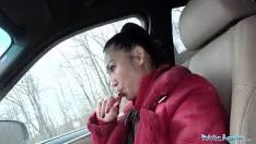 Asiatica face muie si futai in masina pentru bani