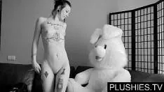 Fata emo slabuta cu tatuaje si piercing face sex la casting cu iepurasul