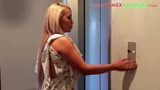 Mamica blonda o suge direct in lift