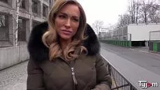 Traseista Blonda Cu Forme Se Fute Pe Bani