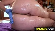 Spectacol sexual cu o blonda cu buci mari penetrata cu degetele in cur si pizda