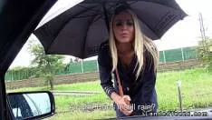 Blonda Ploua Afara Si Roaga Un Sofer Sa O Ia In Masina Si Ii Da Muie