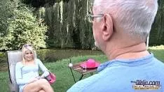 Barbat Are Pula Sculata Si Ea Ii Deseneaza Pula Pe O Foaie