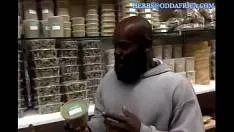 Este foarte obraznica dar si jucausa in acelas timp aceasta femeie blonda care are