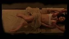 Clipe de relaxare cu o femeie frumoasa care ii place sa fie masata la salon tot corpul