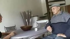 Femeie tanara blonda cu fundul mic care este fututa in gura si pe la spate