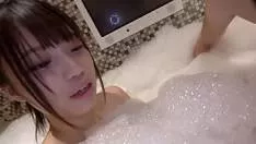 Aceasta tanara cu sanii frumosi isi arata pasarica la webcam