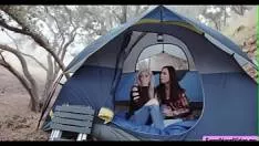 Doua lesbience tinere cu bucile mari care se saruta pasional pana cand