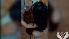 Aceasta tarfa cu sanii mari doreste sa o primeasca la botic de la un barbat