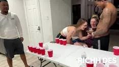 Trei tarfe super excitate aleg sa faca o partida intensa de sex in grup