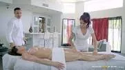 Bruneta primeste tratament sexual in trei la un salon