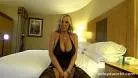 Blonda milf isi inseala sotul cu un coleg de munca la hotel