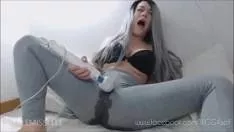Se masturbeaza pana se pisa pe ea de fericire