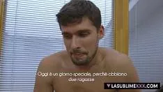 S-a imprietenit cu doua curve tinere ce vor pula multa