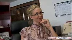 Blonda matura roaga un negru sa o percuteze putin in pizda