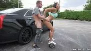 Inchiriaza o masina de fite sa futa o bruneta curva si sexy