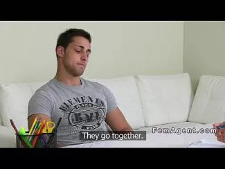 Cosmin se fute cu o secretara bruneta ce nu rateaza nici un barbat
