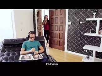 Bruneta linge pula unui negru matur si o baga in pizda