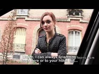 Sex in masina cu o roscata slabuta cu sanii mici